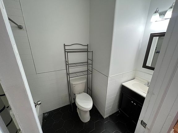 3rd image of 201 Monticello Ave APT 2