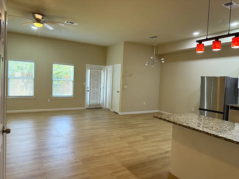 230 Heritage Ct — Photo 6