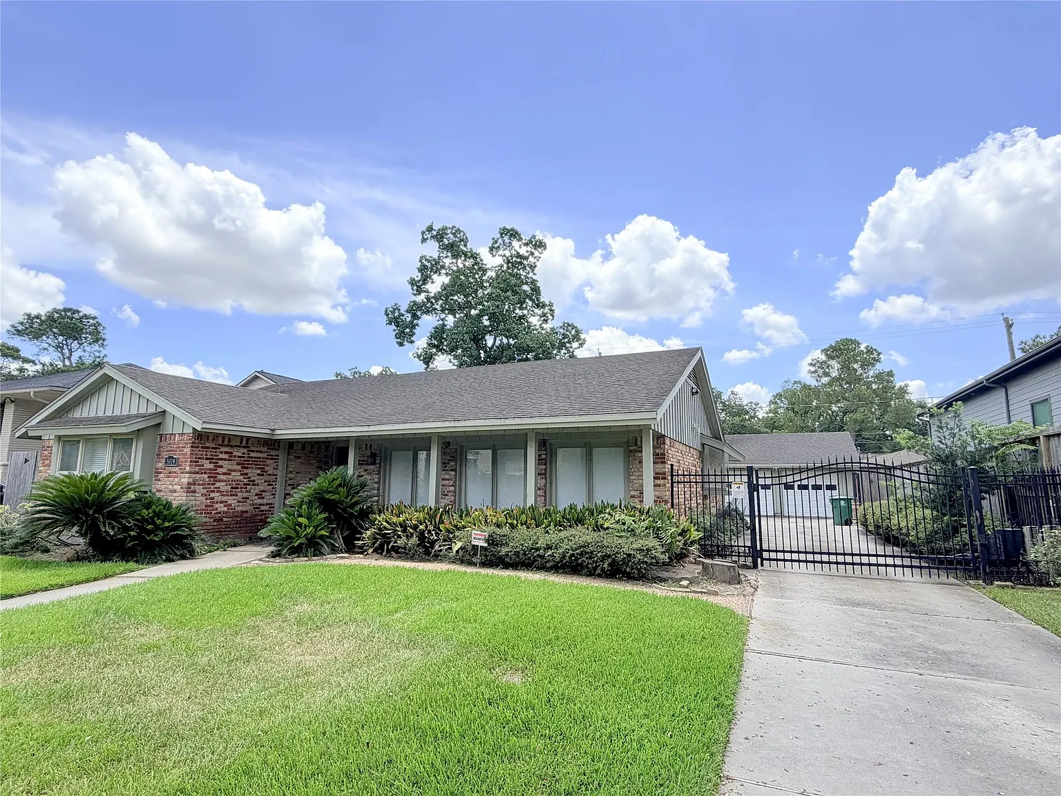 3 bed, 2.0 bath, 1833 sqft, $2,980 — Photo 3