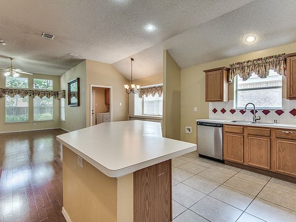 4th image of 310 Trailwood Dr