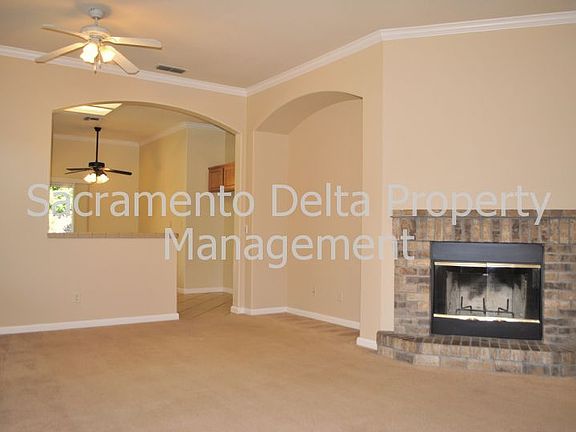 4th image of 240 Pinecrest Ct
