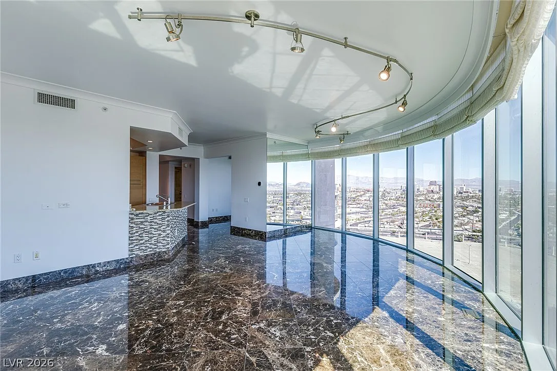 Turnberry Towers — Photo 4