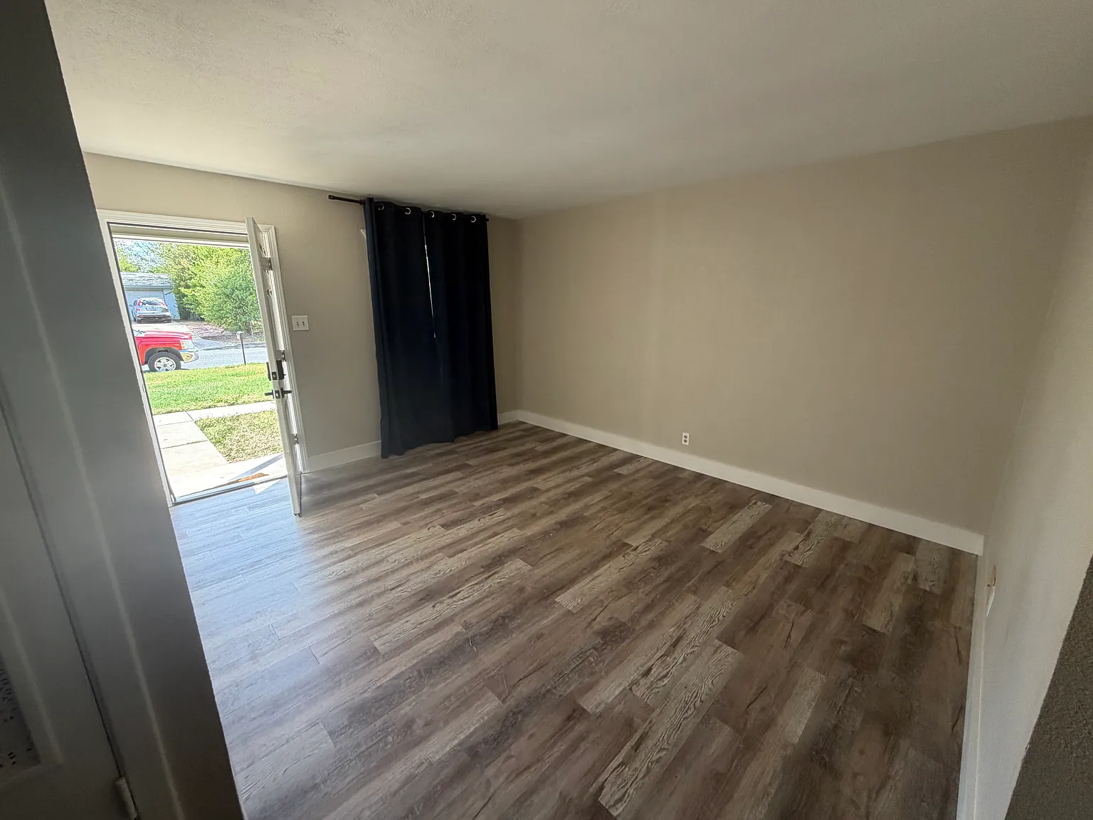 3 bed, 1.5 bath, 912 sqft, $1,200 — Photo 3