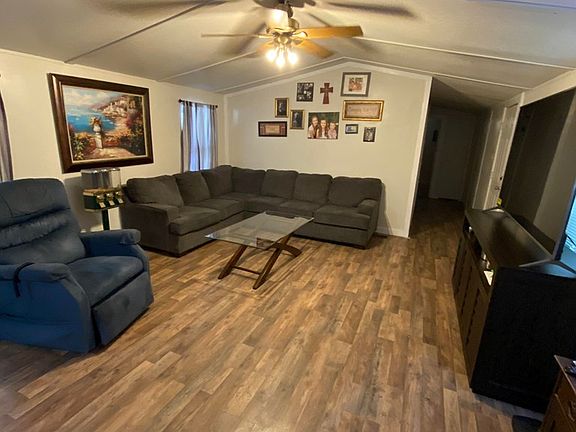 3rd image of 135 Valley Oaks Ln