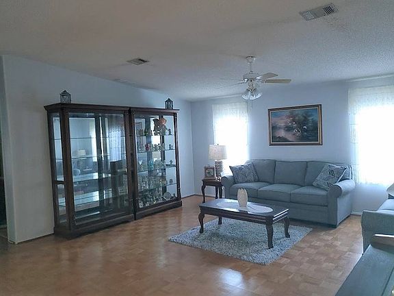 3rd image of 18 Winthrop Ln