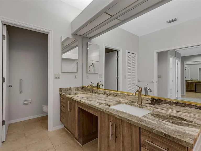 4044 Penshurst Park — Photo 36