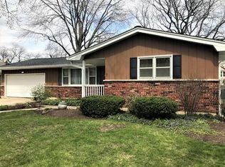 2060 Country Knoll Ln, Elgin, IL 60123