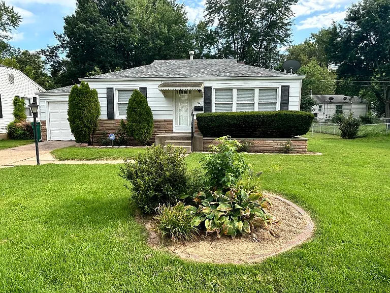 1148 Ashford Dr — Photo 1