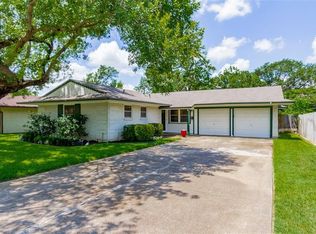 810 Ravenwood Dr, Arlington, TX 76013