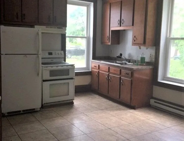 221 S Poplar Ave — Photo 2