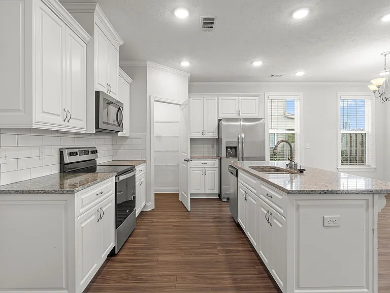 597 Vinings Dr — Photo 10