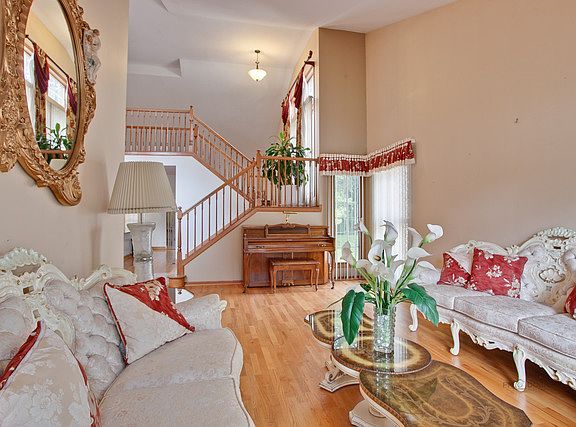 4th image of 180 Southfield Dr