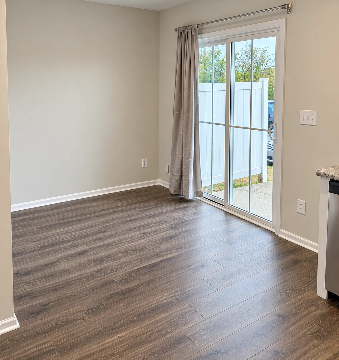 3 bed, 2.5 bath, 1220 sqft, $2,300 — Photo 4