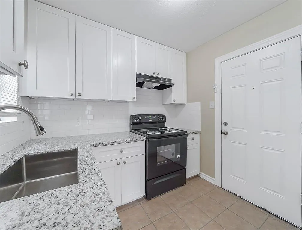 3 bed, 1.0 bath, 1012 sqft, $1,200 — Photo 4