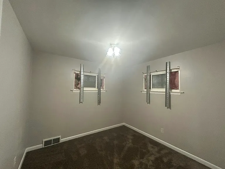 16121 Salem St — Photo 11