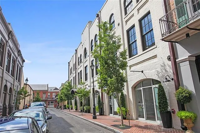 1 bed, 1.5 bath, 937 sqft, $1,725 — Photo 2