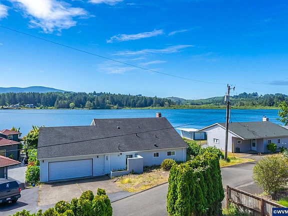 3rd image of 1017 NE Lake Dr