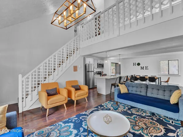 662 Country Place Dr, Tobyhanna, PA 18466