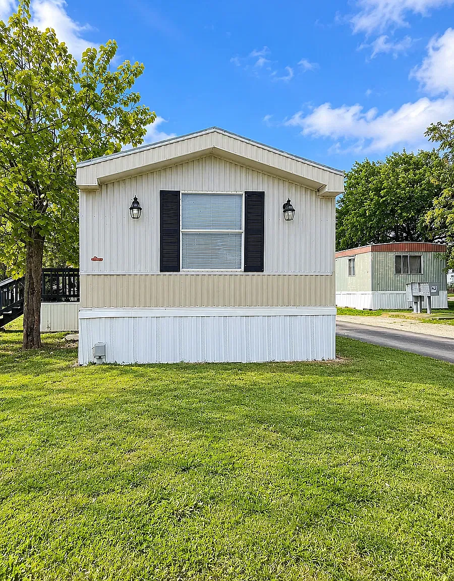 3 bed, 1216 sqft, $945 — Photo 1