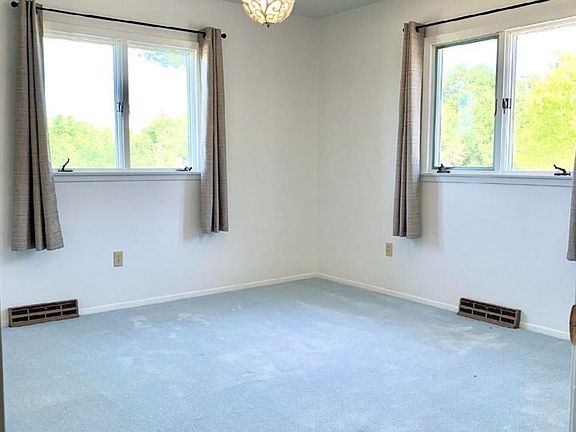 5th image of 804 E 5th St