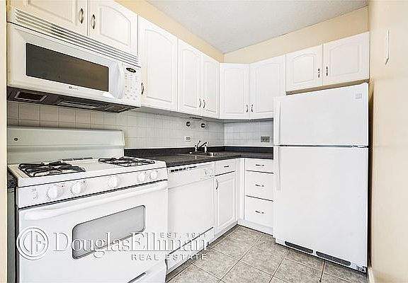 4th image of 403 E 62nd St APT 6D