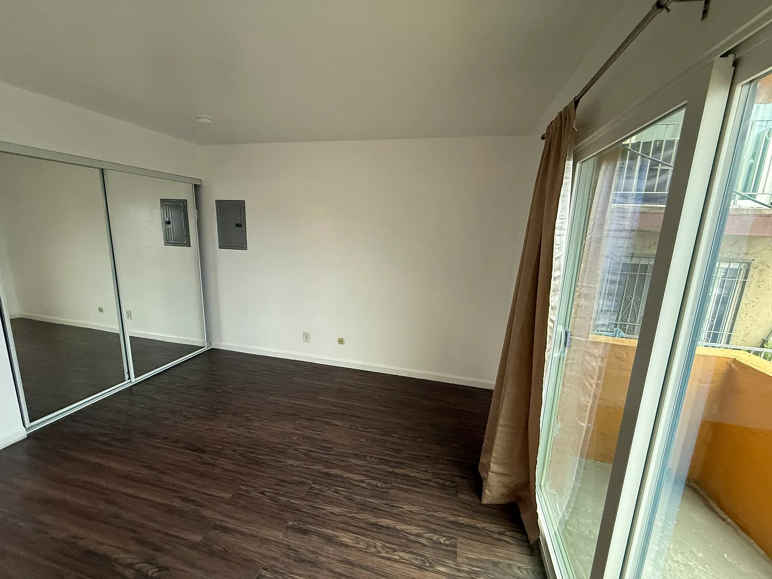 2 bed, 950 sqft, $3,300 — Photo 3