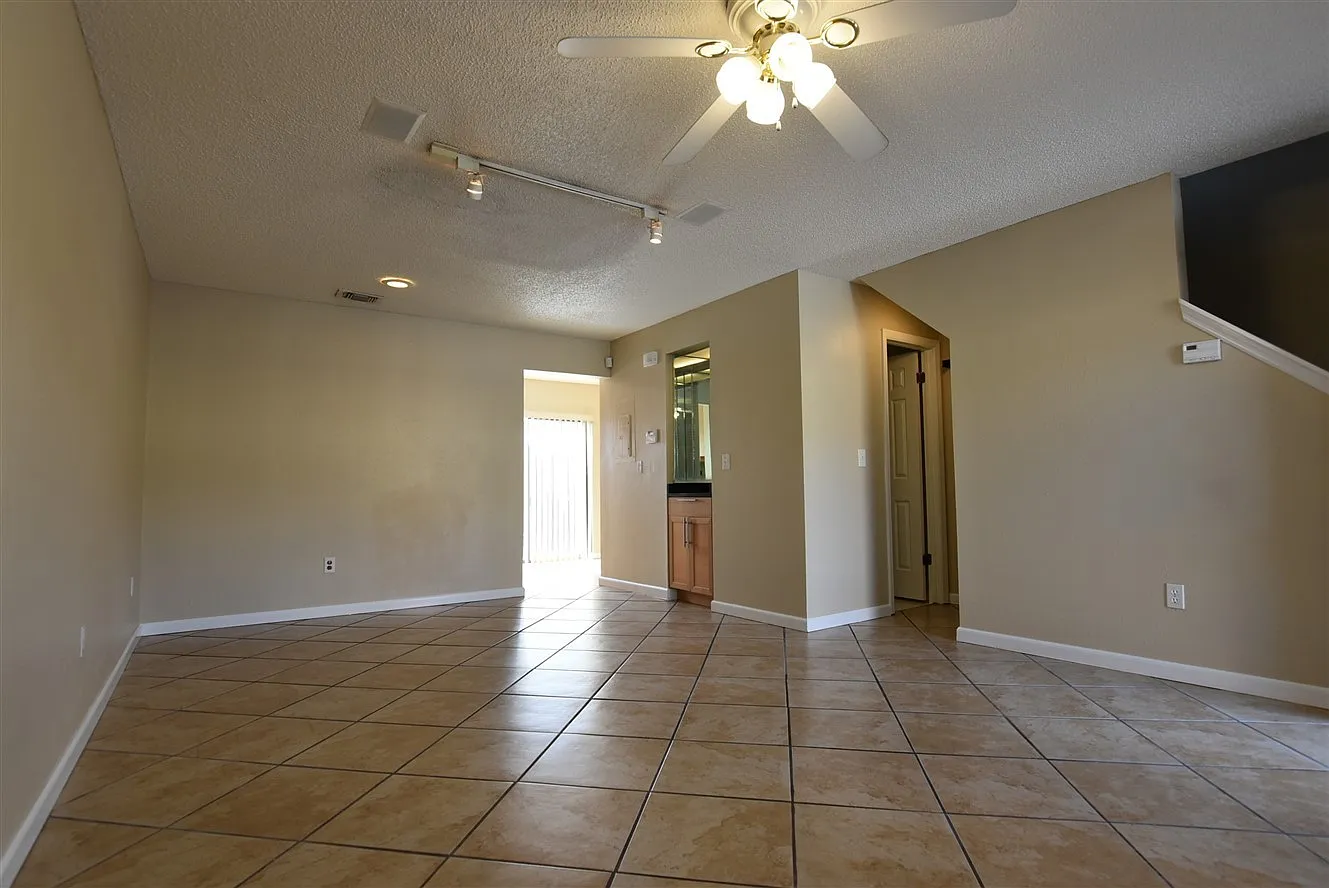 2br 2.5ba Updated Home In Hidden Oaks, Winter Park Kitchen Updated, Tile Floor Downstairs, Commun... — Photo 2