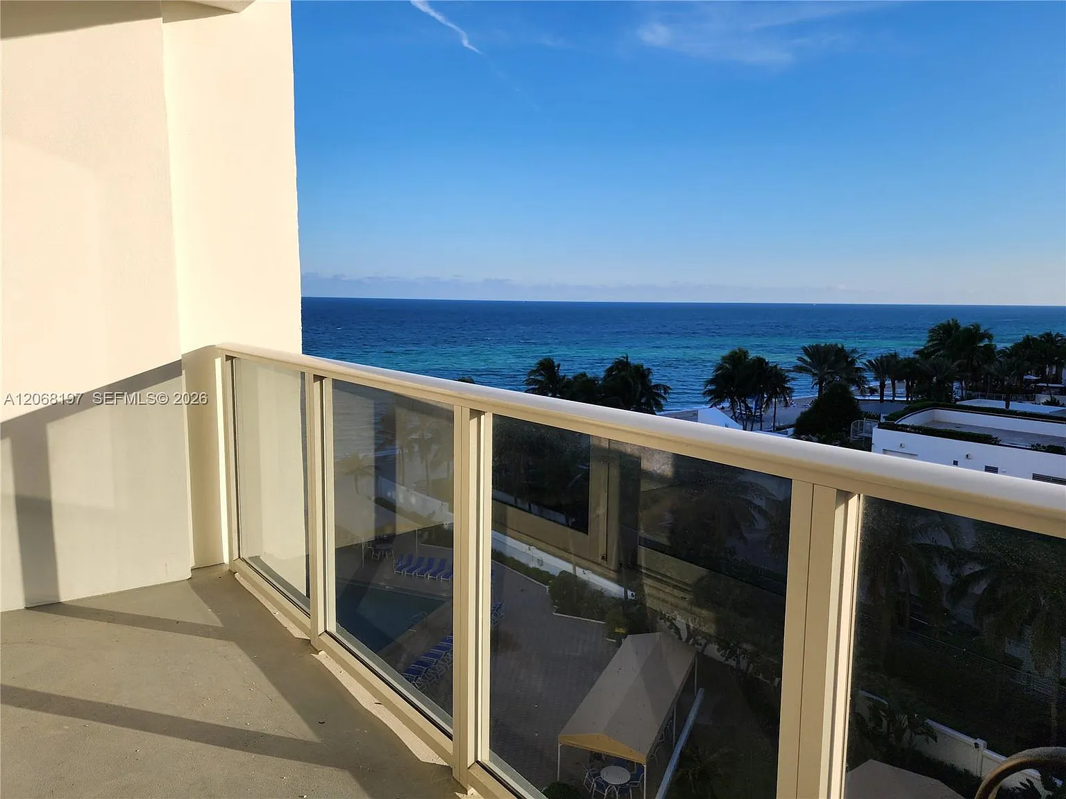 Alexander Towers Condo — Photo 3