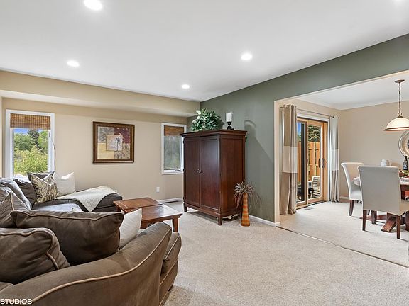 4th image of 826 Shakespeare Dr