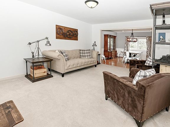 3rd image of 7809 Meadowcreek Dr