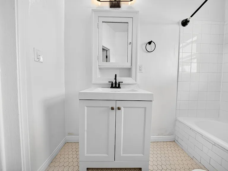 1002 N Sweetzer Ave — Photo 15
