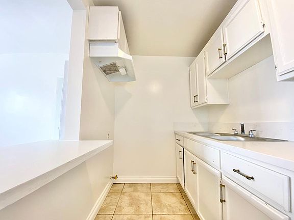 3rd image of 707 W 70th St #705