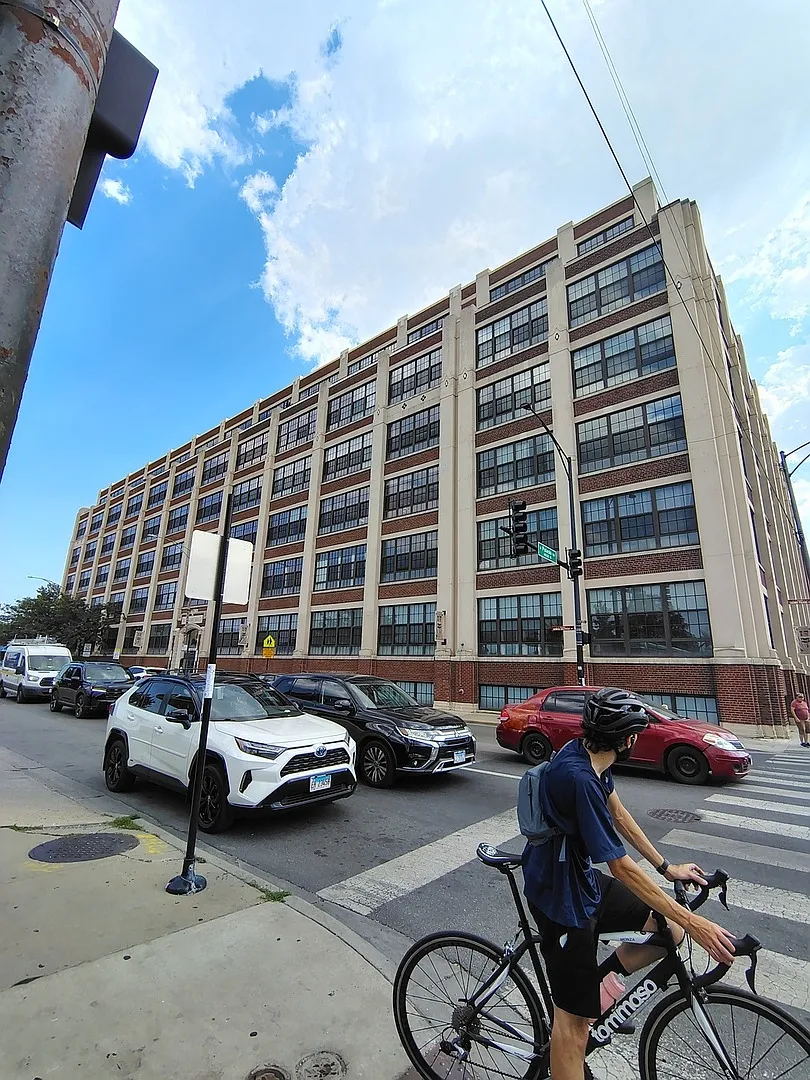 1 bed, 1000 sqft, $1,975 — Photo 2