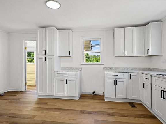 3rd image of 205 Kay St