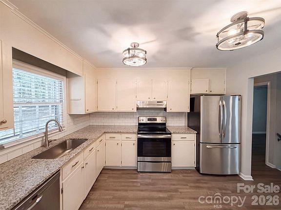 2nd image of 1120 Emerald Dr