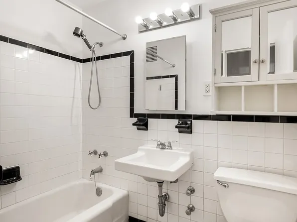 210 East Broadway image 7 of 9