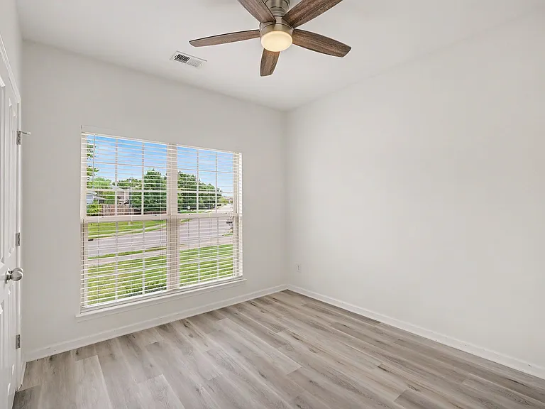 1046 Hemlock Dr — Photo 18