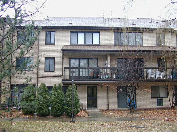 2nd image of 27 Kathy Pl APT 2B