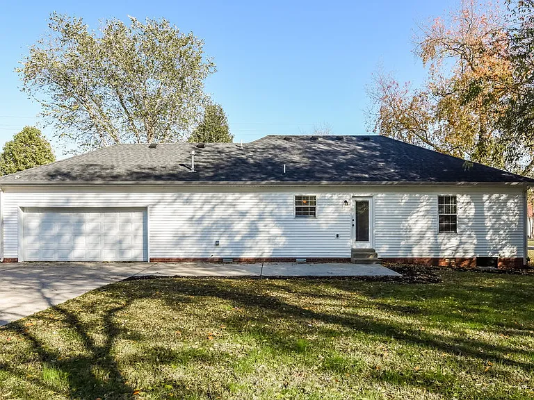 2403 Sawmill St — Photo 16