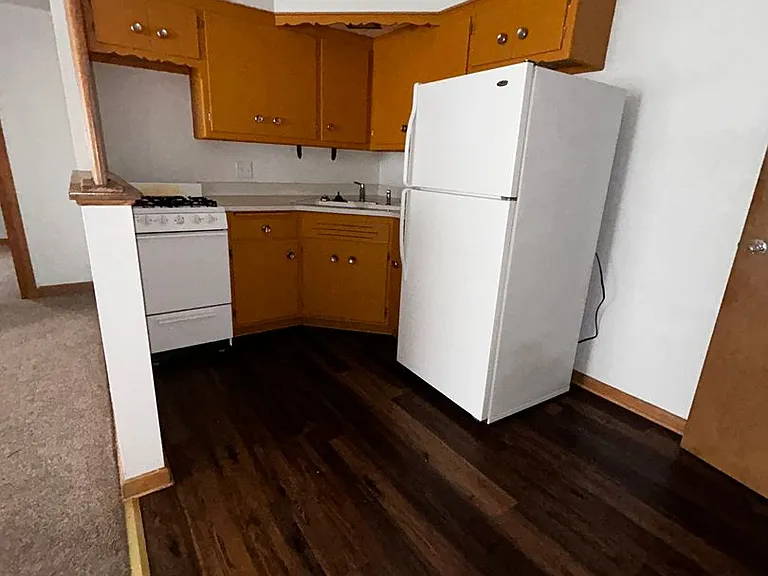 2410 W Howard Ave — Photo 2