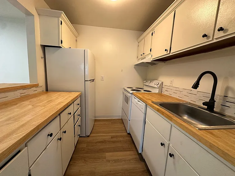 University Park Apartments near Cornell University — Photo 189