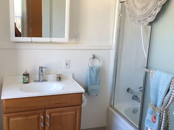 3rd full bathroom w tub