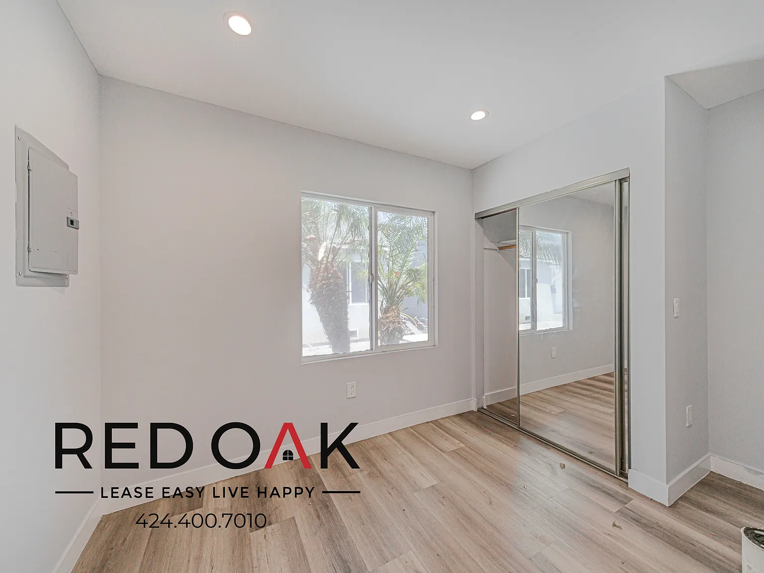 Brilliant Three Bedroom with Eat-In Kitchen and Laundry Hookups ~ In Hyde Park! — Photo 2