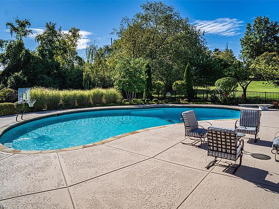 3rd image of 960 Kingscove Ct