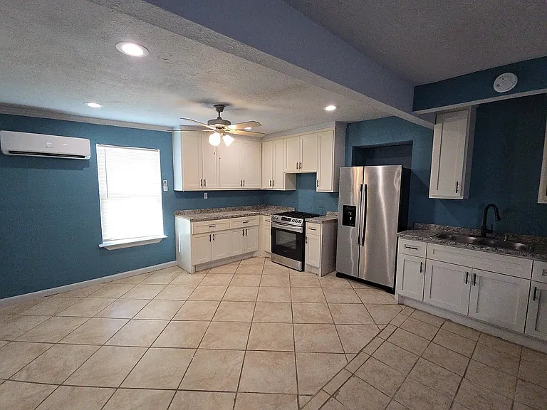 9010 Linda Vista Rd #B — Photo 13