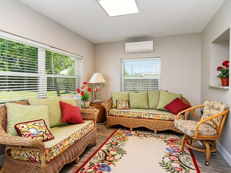 1052 Pine Tree Dr — Photo 13