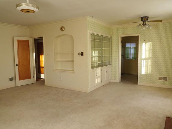 4th image of 905 4th Ave SE