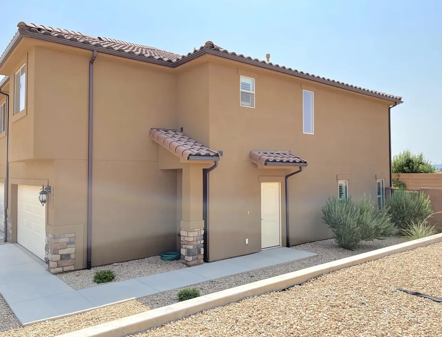 Beautiful 3 bedroom, 2.5 bath townhome with a two car garage and upgraded finishes! — Photo 3