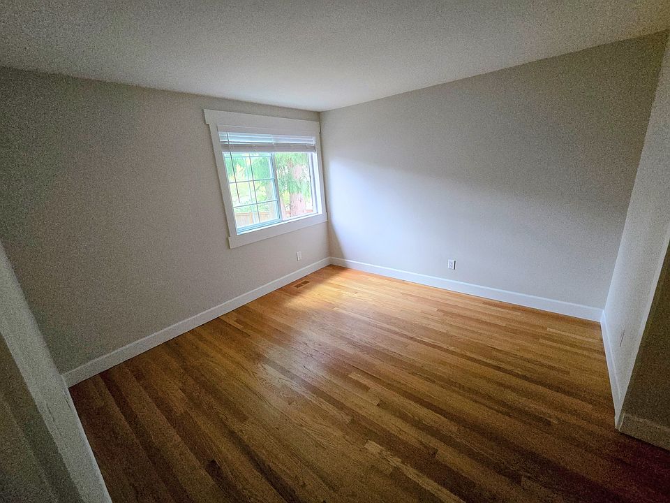 1st image of 10511 NE 125th Pl