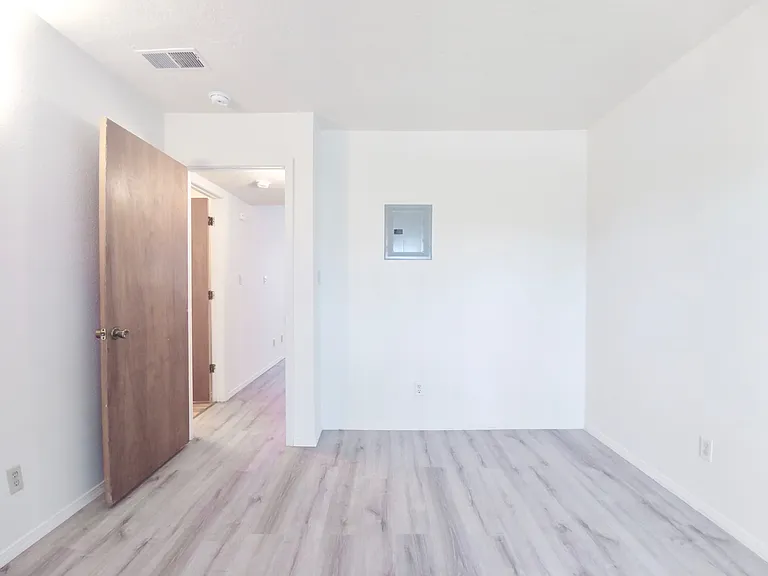 Updated Downtown 1 Bed w/ free WIFI & Gated Parking — Photo 80
